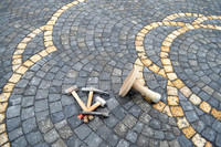 <p>Pflästerer gelten als Künstler unter den Verkehrswegebauern. Der Schweizer Pflästerer Benjamin Epple bewegt sich in dieser Sparte mit seinem…</p>