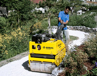 <p>Eine bescheidene Stellung nehmen handgeführte Walzen am Markt für leichte Verdichtungstechnik ein. Vielleicht zu Unrecht, denn die kompakten,…</p>