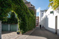 <p>Gebäudebegrünung ist keine Erfindung der Neuzeit. Schon immer waren Bäume, berankte Fassaden und Gartenanlagen als Gebäudebegleiter Teil der…</p>
