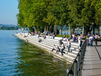 <p>Die treppenartige Staffelung von Sitzstufen ist ein jahrtausendealtes Architekturelement, das vor allem von antiken Theatern bekannt ist. In den…</p>