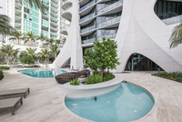 <p>Der neue architektonische Leuchtturm von Miami präsentiert sich seit Kurzem in Vollendung. «One Thousand Museum» verkörpert auf 62 Etagen gehobene…</p>