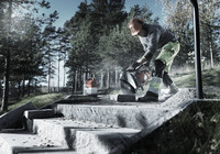 <p>Beim Trennen von Beton und Naturstein laufen gros­se Benzintrennschleifer zur Bestform auf. Den dabei entstehenden Staub sollte man durch konsequenten…</p>