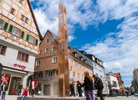 Sprühnebel statt Wasserbecken <p>In Erinnerung an ein politisches Manifest der Bauern im Jahr 1525 hat die Stadt Memmingen im Mai 2014 den Freiheitsbrunnen am Weinmarkt eingeweiht.…</p>