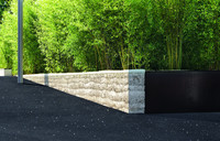 <p>Schroff und spröde schaffen zwei Mauern aus Stampfbeton einen gelungenen atmospärischen Kontrast zu den glitzernden Einkaufstempeln, die sie umgeben.…</p>