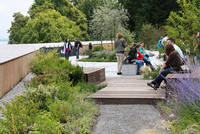<p>Wer mit dem Schiff über den Bodensee auf die Insel Mainau gelangt, erfreut sich an den Ausblicken auf Blumenpracht, Barockschloss und – seit der…</p>