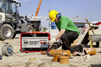 <p>Wenn keine Steckdose in Reichweite ist, bringen Grünprofis mit tragbaren Stromerzeugern die Energie für ihre Elektrowerkzeuge auf die Baustelle.…</p>