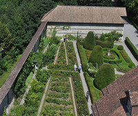 <p>Der Rosengarten auf Schloss Wildegg wird auf biologischen Unterhalt umgestellt. Die Gesellschaft Schweizerischer Rosenfreunde (GSRF) leitet den…</p>