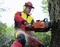 <p>Der richtige Umgang mit der Motorsäge ist neu ein­­ ­fixes Modul der überbetrieblichen Kurse (üK) in der Ausbildung zum Landschaftsgärtner. Der…</p>