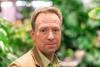 <p>Wann hat die Pflanzenernährung eigentlich ihre Unschuld verloren? Und ist derart in Verruf geraten, dass das Wort «Dünger» zum Inbegriff vielen Übels…</p>