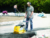 <p>Die leise Baustelle gibt es nicht, zumal Lärm sehr subjektiv wahrgenommen wird. Ein sinnvoller Lärmschutz im Baustellenumfeld schont nicht nur die…</p>