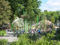 Dynamische Spiellandschaft <p>Sich im Ameisenbau verstecken, in den Seilnetzen klettern oder in luftiger Höhe im Storchenhorst sitzen – das alles ist möglich in der «Spielaue». Die…</p>