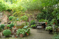 <p>«Der Garten ist der letzte Luxus unserer Tage, denn er fordert das, was in unserer ­Gesellschaft am seltensten und am kostbarsten geworden ist: Zeit,…</p>