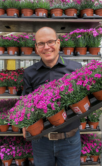 <p>Vor drei Jahren ging eine der grössten schweizerischen Produktionsgärtnereien in neue Hände über. Jürg Gerber löste Roland Mensch als Eigentümer und…</p>