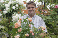 <p>Thorsten König aus Herdecke (D) produziert, verkauft und züchtet Rosen. Im Interview erklärt der engagierte Gärtnermeister, was die Kundschaft von…</p>