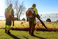 <p>Herbstlaub beseitigen, ohne die Einsatzkräfte und Anwohner mit schrillem Zwei­taktgedröhn zu belästigen? Akkulaubbläser machen es möglich. Gartenbau-…</p>