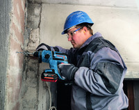 <p>Leistungsfähige Akkugeräte haben die herkömmlichen Bohrhämmer mit den ungeliebten Stromkabeln bei Aussen­einsätzen schon weitgehend abgelöst. Ihre…</p>