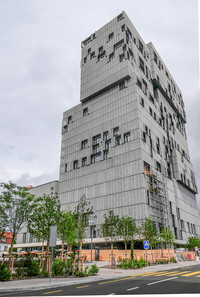 <p>Der kürzlich eröffnete Meret Oppenheim-Platz liegt im Basler Gundeldingerquartier, zwischen gleichnamigem Hochhaus, Bahngeleisen und verglaster…</p>