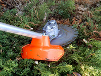 <p>Dank der Entwicklung von Scherenkopfsystemen setzt sich das schleuderfreie Mähen als ökonomisch sinnvolle Alternative zum Grasmesser und Fadenkopf…</p>