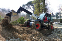 <p>Einfach das Hubgerüst ausfahren und schon die Last höher abstellen oder ausschütten – viele Hersteller bieten Lademaschinen, mit denen das gelingt.…</p>