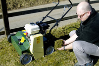 <p>Wenn sich während des Winters dichte Filz- und Moosbeläge auf Rasenflächen gebildet haben, holen Vertikutierer sie im Frühjahr wieder heraus. Mit…</p>