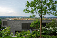 <p>Herausfordernde Logistik und gigantische Dimensionen: Der Bau dieses Einfamilienhauses und des dazugehörigen Gartens in steiler Hanglage dauerte über…</p>