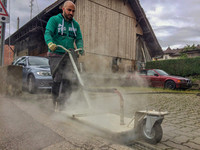 Beikraut bekämpfen <p>Der Frühling ist da und mit ihm spriessen die Beikräuter auf Kieswegen, zwischen Pflastersteinen oder am Strassenrand. Für ihre thermische,…</p>