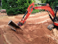 <p>Einen Schwimmteich oder Geländeprofile auf beengtem Baugrund anzulegen, muss kein schweres Erdbauprojekt werden. Die Baggerarbeiten können mit…</p>