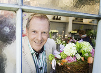 <p>Im Rahmen des Sommerprogramms 2013 zeigt SRF 1 die sechsteilige Doku-Talksendung «Durch die Blume». TV-Moderator Kurt Aeschbacher macht sich in…</p>