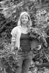 <p>Noch immer sind Privatgärten für viele Landschaftsarchitekten ein rotes Tuch: viel Kundenbetreuung, wenig Geld. Brigitte Röde nahm diese…</p>