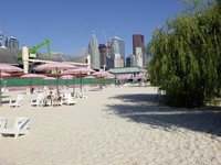 Sugar Beach – Strandpark mitten in der Stadt <p>Sand anstelle von Grün: Urbane Strände sind die neuen öffentlichen Freizeitflächen in Grosstädten. Der Sugar Beach in Toronto gehört dazu. Baden ist…</p>