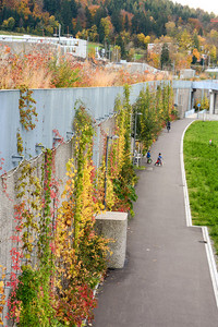 <p>Der mit dem «Hasen in Silber» bei den «Besten 2025» von Hochparterre ausgezeichnete Ueberlandpark ragt allein durch seine Lage in sieben Meter Höhe…</p>