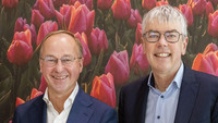 <p>Der bisherige CEO von Royal FloraHolland Steven van Schilfgaarde tritt auf eigenen Wunsch auf Ende Jahr zurück. Anfang 2025 übernimmt Pieter Bootsma,…</p>