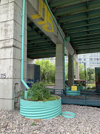 <p>Eine ungenutzte Fläche unter einem Viadukt wird zu einem öffentlichen Raum und als Filtrations- und Wasserrückhalteinfrastruktur genutzt. Auch…</p>
