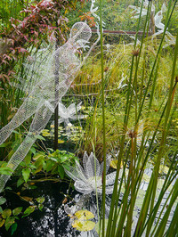 <p>Märchen und Mythen öffnen uns andere Sichtweisen und neue Welten. Dies zeigte sich anschaulich auf dem Rundgang am diesjährigen Gartenfestival an der…</p>