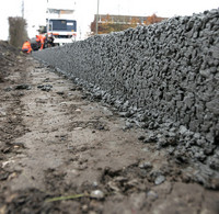 <p>Einkornbeton als Tragschicht oder Hinterfüllung zu verwenden, ist nicht neu. Aber kann Dränbeton bzw. Sickerbeton auch als Wege­decke eine Alternative…</p>