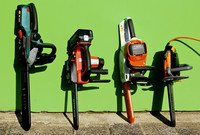 <p>Die Akkutechnik nimmt immer mehr Fahrt auf. Das macht sich besonders bei der Sägetechnik bemerkbar; egal ob Hochentaster, Baumpflegesäge oder die…</p>