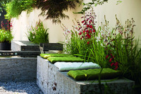 <p>Dieser «Parcours der sechs Projekte» präsentiert Innenhofgärten in völlig verschiedener Umgebung und Machart. Eines haben diese wertvollen Refugien…</p>