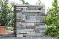 <p>Wie man gebrauchte Steine vor dem Steinbrecher retten und mit ihnen einen aussergewöhnlichen Wegebelag erstellen kann, zeigt </p><p>der Naturgartenbetrieb…</p>