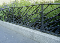 <p>Das strenge Stakkato von Metallzäunen wird in letzter Zeit immer häufiger zu heiter beschwingten, tanzenden Figuren aufgelöst. Die Zäune gewinnen…</p>