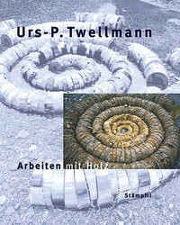 <p>Holz ist seine Leidenschaft, die Motorsäge sein Werkzeug. Der Schweizer Bildhauer und Objektkünstler Urs-P. Twellmann sammelt, stapelt, schichtet,…</p>