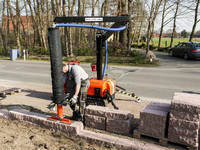 <p>Wichtige Themen beim Anlegen von Wegen und Plätzen sind die sichere und rationelle Handhabung schwerer Naturstein- oder Betonelemente sowie der Umgang…</p>