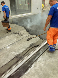 <p>Ein häufiges Planungs- und Ausführungsproblem bei Tiefgaragen­decken, Dächern und Terrassen sind die geringen Aufbauhöhen. </p><p>Beläge können unter diesen…</p>