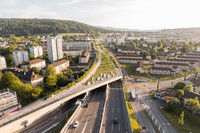 <p>Wo früher Verkehr und Lärm das Bild prägten, ist ein artenreicher Park entstanden. Für die Umgestaltung der Autobahnüberdeckung in…</p>