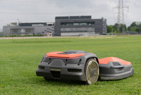 <p>Husqvarna sorgt mit dem satellitengesteuerten Grossflächenmäher «CEORA», dass der Rasen, auf dem die Sägemehlringe des Eidgenössischen Schwing- und…</p>