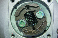 <p>Eine Motorsense überträgt über Fliehkraftkupplung, Welle und Winkelgetriebe hohe Drehzahlen und Drehmomente auf das Mähwerkzeug. Grund genug, bei der…</p>