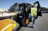 <p>Kompaktlader müssen sich gegen harte Konkurrenz durchsetzen. Dabei bieten diese vielseitigen Maschinen auf beiden Extremen im grünen Bereich – nämlich…</p>