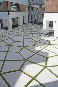 <p>Beton ist aus der heutigen Baupraxis nicht wegzudenken. Der Kunststein, gewonnen aus Zement, ist im Aussenraum ein prägendes Element.…</p>