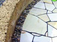 <p>Historische Pflaster, zu denen auch das Kieselpflaster gehört, sind heute wieder gefragt – auch in modernen Gärten. </p><p>Es lebt von seiner bewegten…</p>