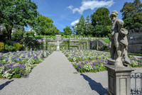 <p>Historische Gärten stehen im Rang eines Denkmals und sind wichtiger Teil der kulturellen Identität. Für ihr Fortbestehen sind sie auf genügend Raum,…</p>