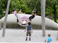 Von Spielplätzen und Spiellandschaften in Basel <p>Eine Schaukel, eine Rutschbahn, ein Klettergerüst: Das war einmal. Ein </p><p>moderner Spielplatz muss heute mehr bieten. Er soll die Bewegung fördern, die…</p>